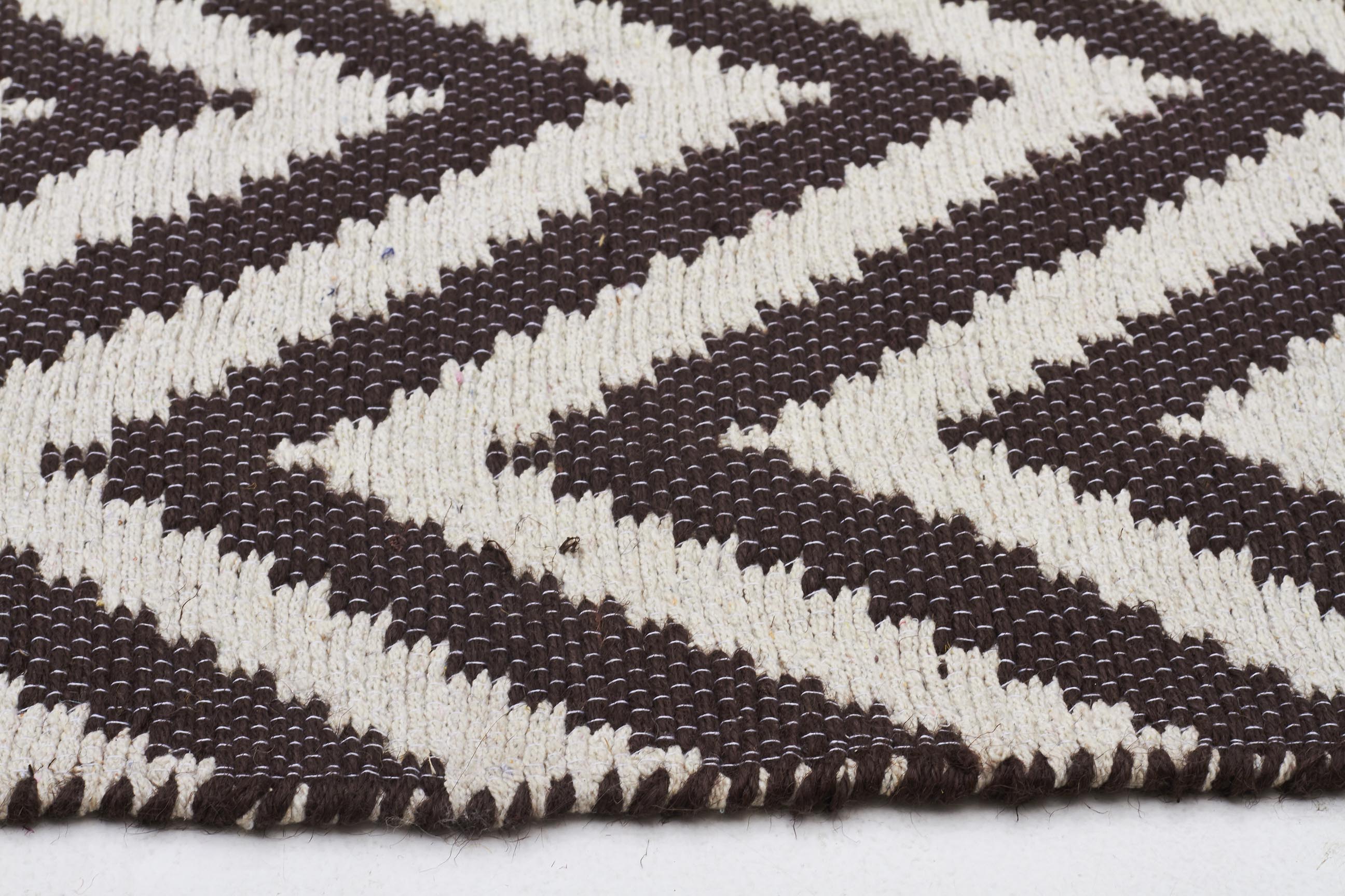 Skylar Rug Chevron Chocolate - Image 3