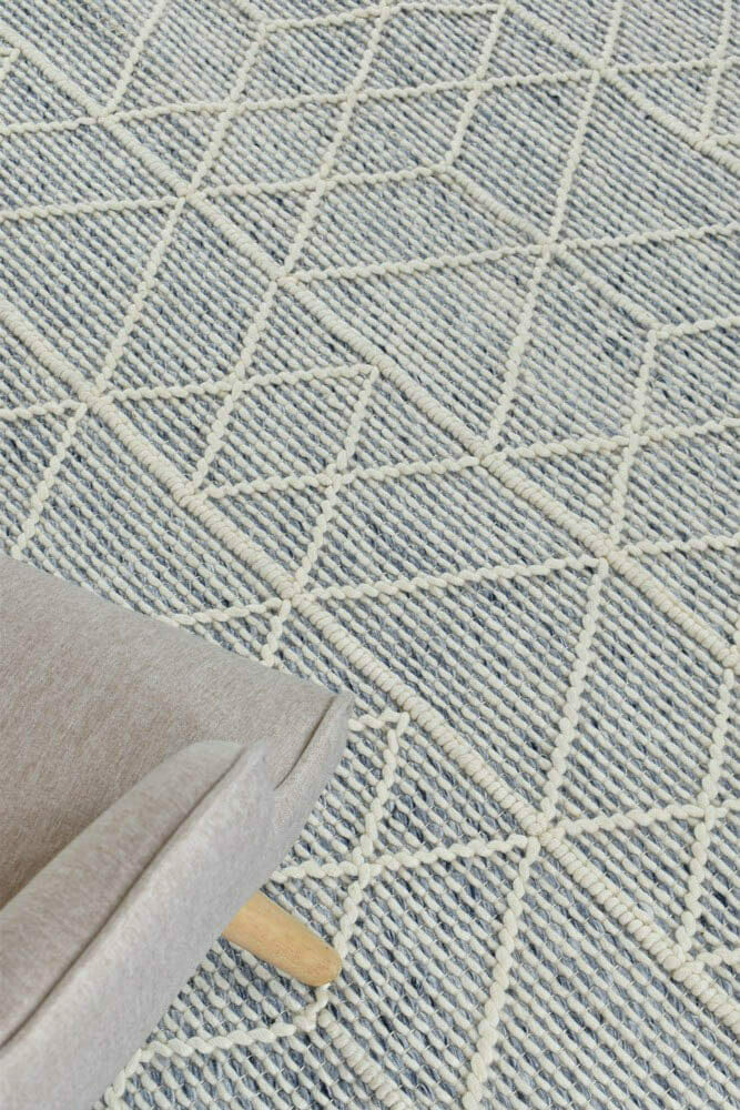 Labin Fringe Blue White Wool Rug - Image 3